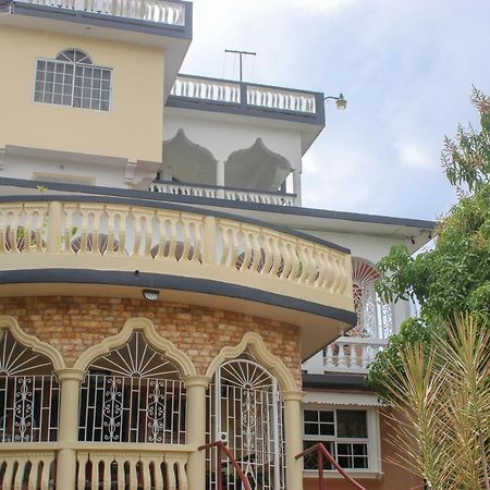 Van Villa Guesthouse เนกริล ภายนอก รูปภาพ
